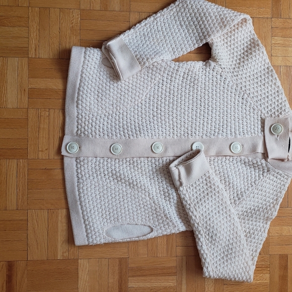 Gap sweater super flattering and comfy - Picture 3 of 5